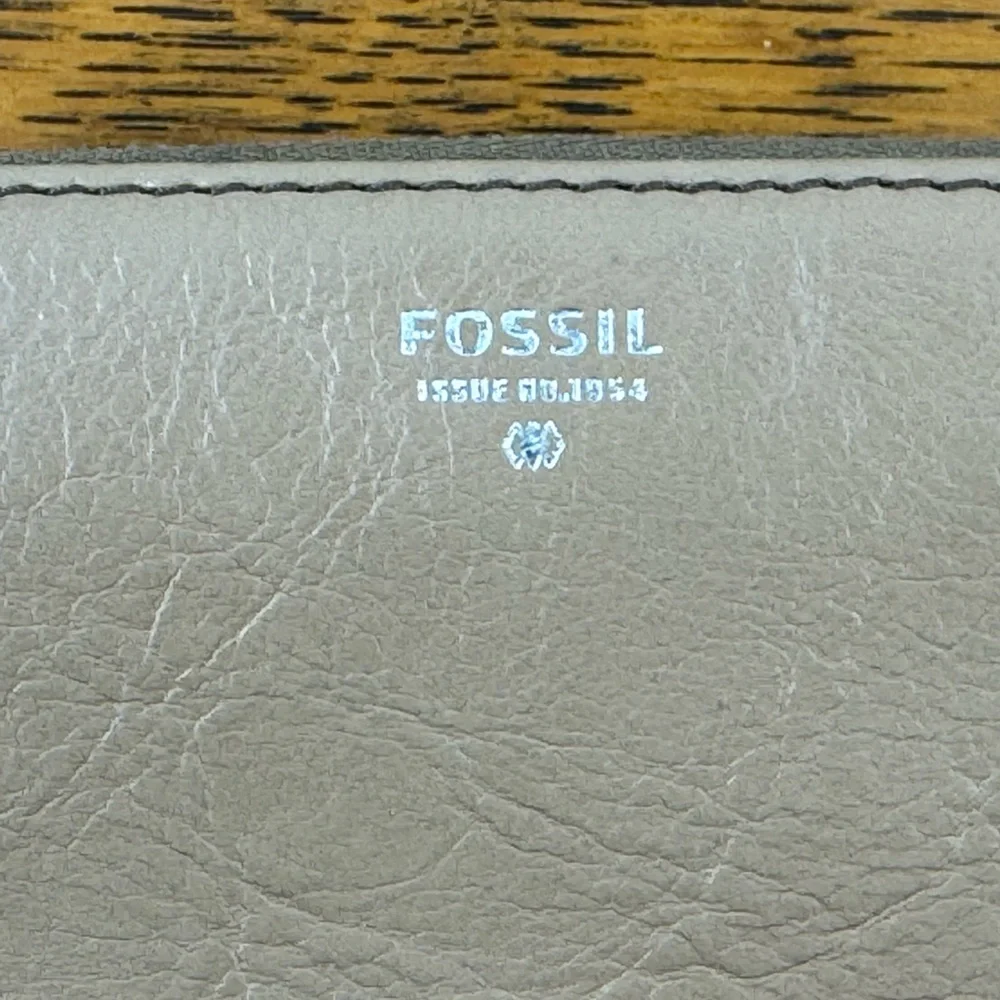 Fossil Beige Zippered Bifold Leather Wallet Wristlet‎ Clutch